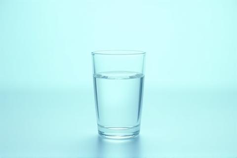 Verre d'eau et une voix, symbolisant l'importance de l'hydratation vocale